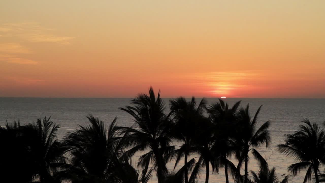 해변에서 본 바다의 수평선 너머로 지는 해
