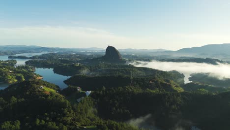 Kolumbien-Landschaft-Mit-Dem-Berg-El-Penon-De-Guatape,-Luftaufnahme-Mit-Kopienraum-Für-Den-Blauen-Himmel