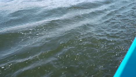 olas desde el lado de un barco en movimiento