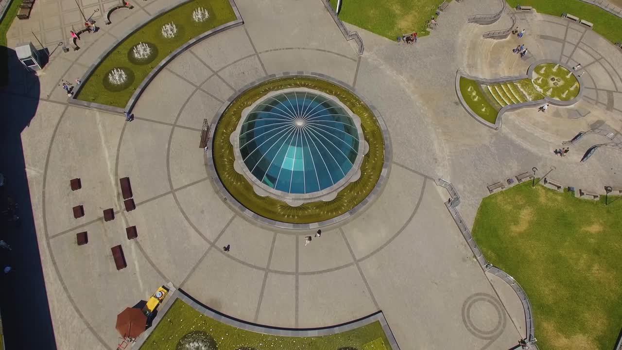 здание со стеклянным куполом 03