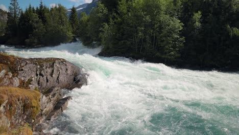 Gebirgsfluss-Schöne-Natur-Norwegen-Natürliche-Landschaft.-Der-Lovatnet-See-(auch-Loenvatnet)-Ist-Ein-See-In-Der-Gemeinde-Stryn-Im-Kreis-Vestland,-Norwegen.