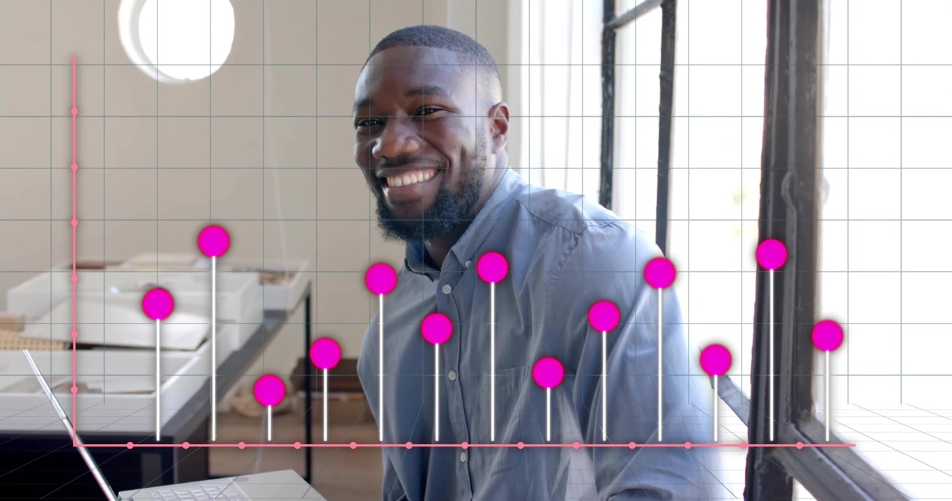 Pekerja kantor berhenti sejenak di meja, tersenyum sambil memantau batang grafik data yang meningkat dengan penanda magenta