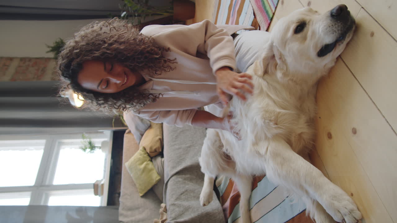 mujer y perro relajándose en casa