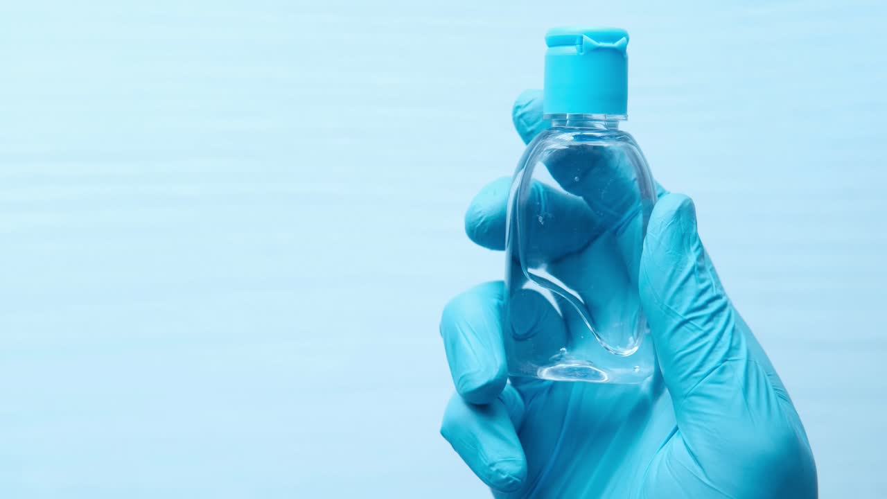 desinfectante para las manos en un guante