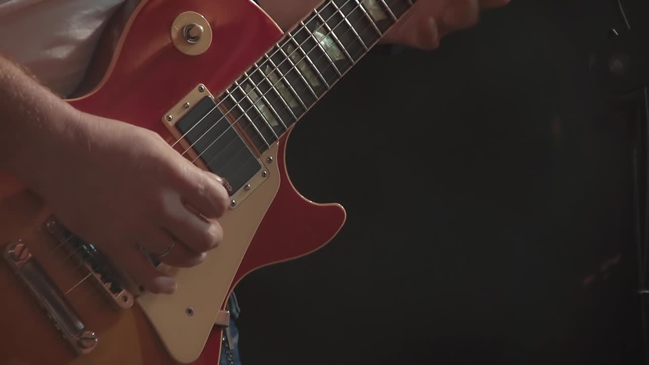 コンサートでギターを演奏するバンドのギタリスト 1