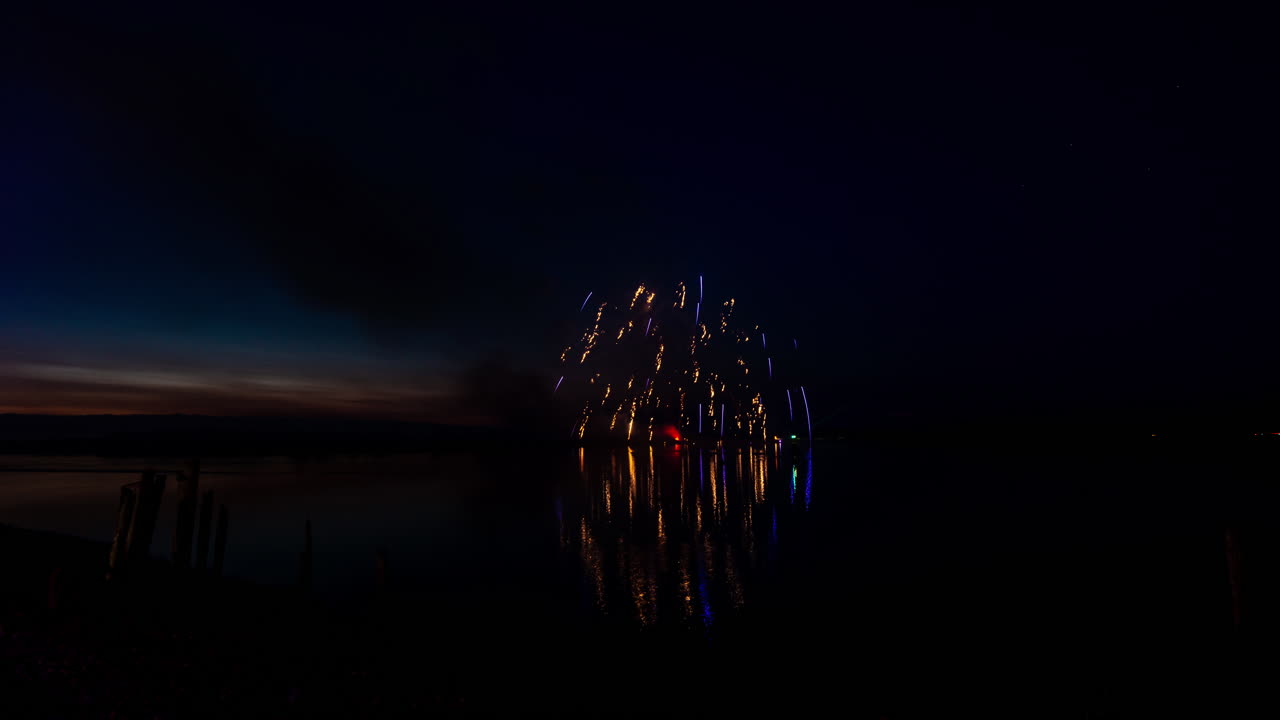 코키유 강물에 반사되는 아름다운 불꽃놀이, 밴든 오레곤, 전경에 있는 나무 말뚝