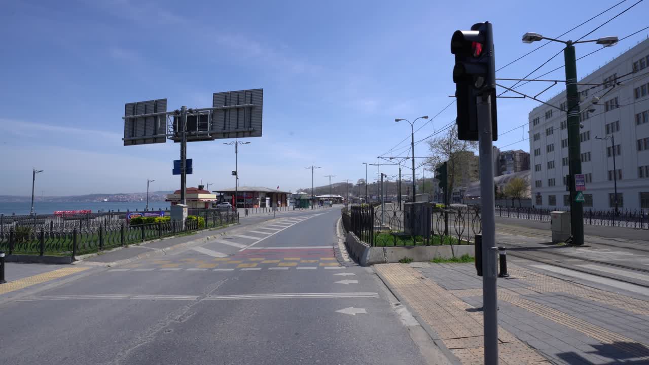 la plaza eminonu de estambul en el toque de queda por la pandemia de covid-19.