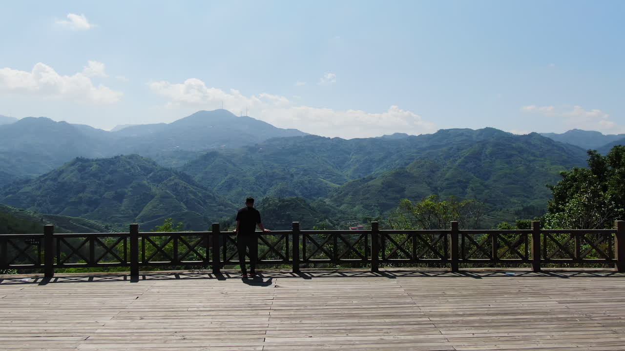 나무 로 만든 전망대 에서 산 을 볼 수 있는 풍경