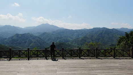 vista de la montaña desde la cubierta de observación de madera