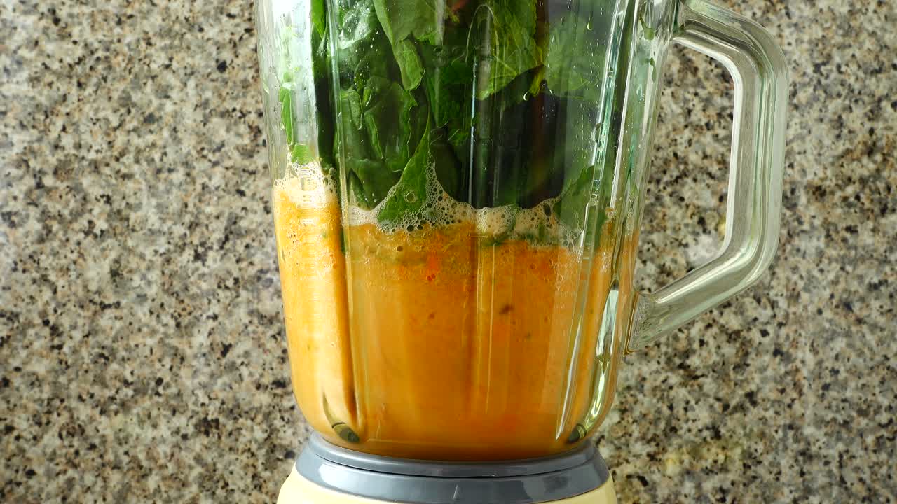 Suco de cenoura, um talo de aipo e espinafre. Modo de preparo do suco.