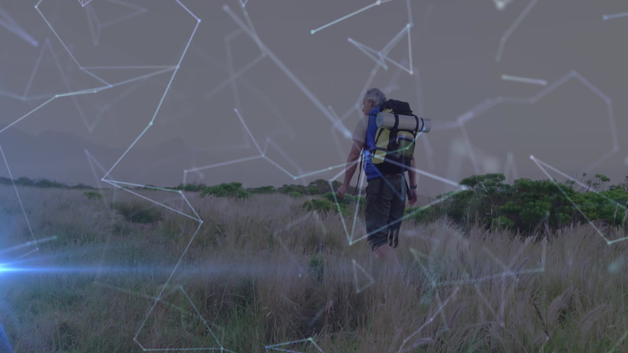 hombre mayor caucásico con mochila caminando por el campo, a través de una red de conexiones en movimiento