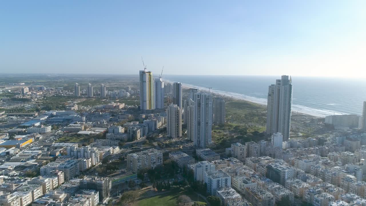 Luftfoto af kystbyen Bat Yam ved Middelhavets kyst som panorama-skyline og urbant havlandskab, Israel. Topudsigt over beboelsesbyens bygninger og gader i Mellemøsten, med huse ved horisonten.