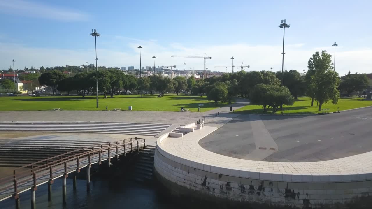 Widok z lotu ptaka na Jardim Da Torre De Belem z latającymi mewami, Lizbona, Portugalia