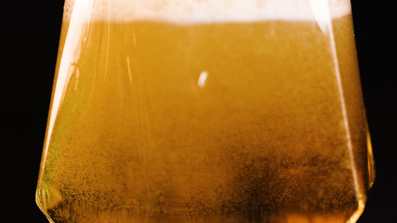 la cerveza se vierte y se asienta en el vaso