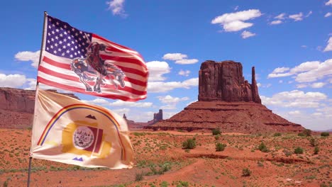 a bandeira da nação navajo tremula no parque tribal monument valley 1