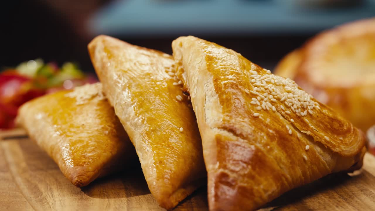Deliziosi pasticcini triangolari al forno