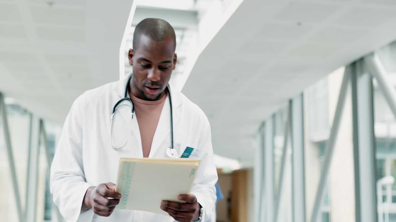 Medico, uomo e lettura di un referto in corridoio