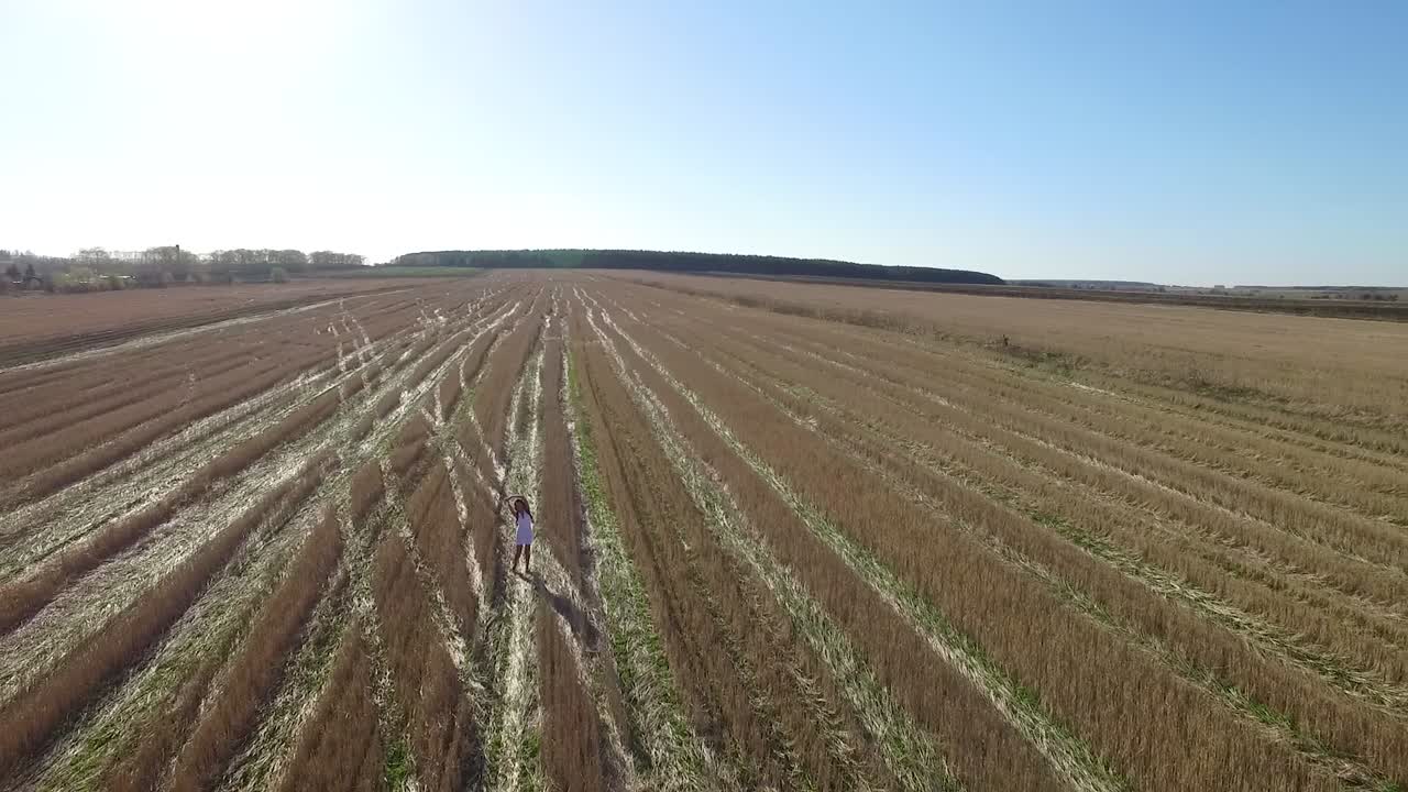 밀 을 가로질러 고 있는 여자
