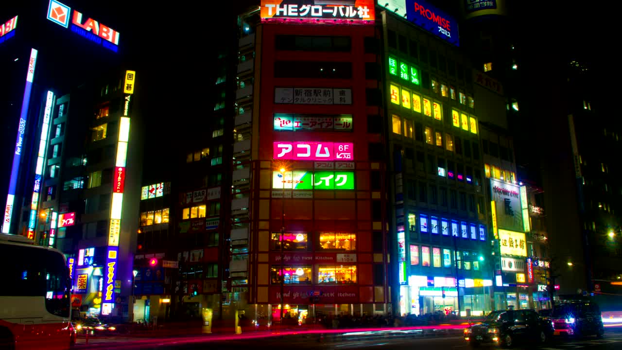 Time-lapse noturno com neons japoneses no lado sul de Shinjuku, plano geral