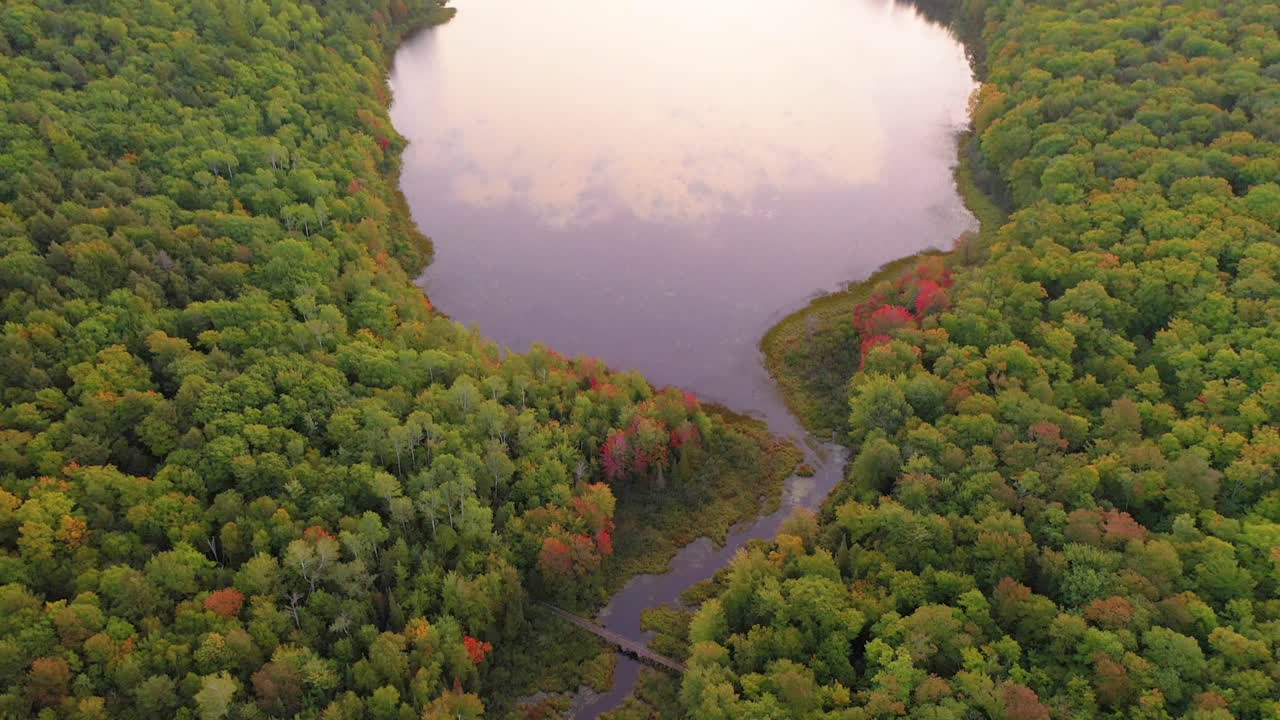 pan op - pullback for at afsløre lake of the clouds i porcupine mountains state park på michigans øvre halvø