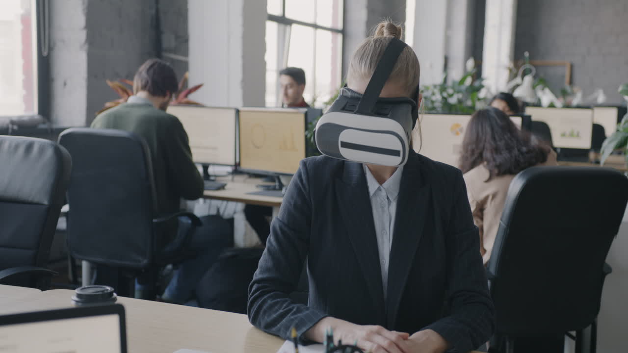 женщина, носящая наушники vr в современном офисе