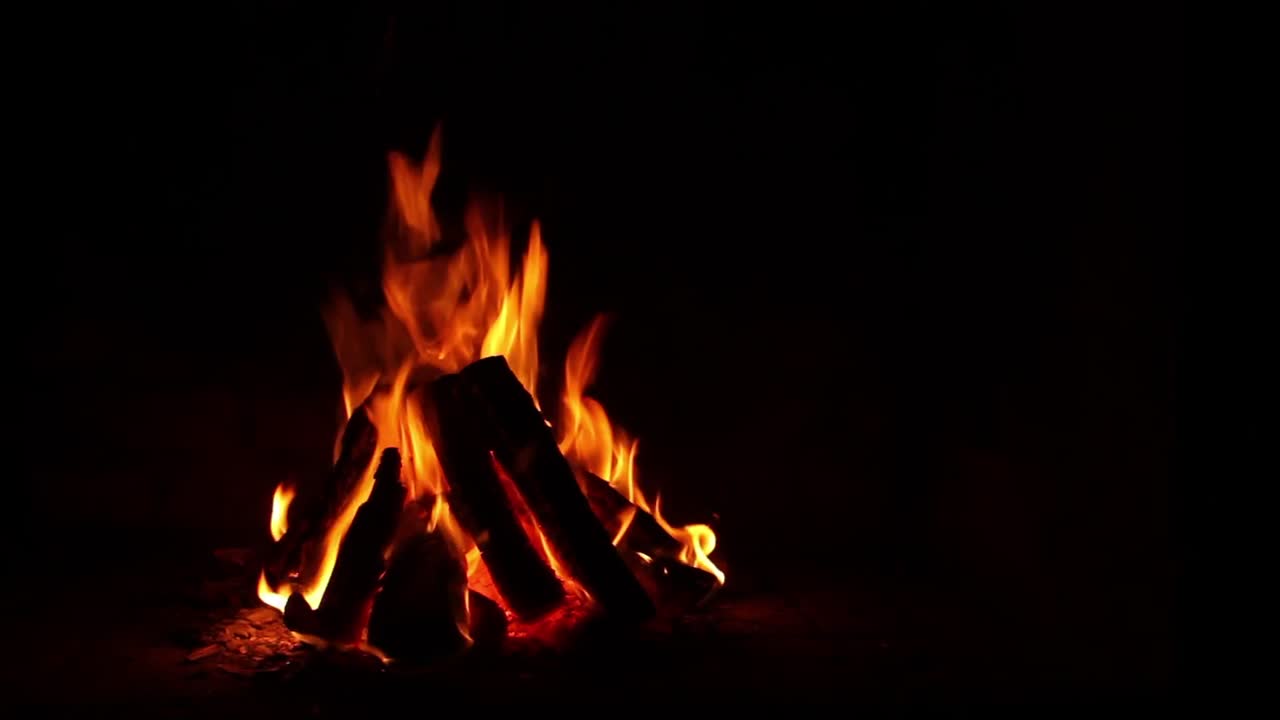 un gran fuego de madera con llamas