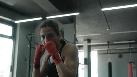 mujer boxeadora entrenando en el gimnasio
