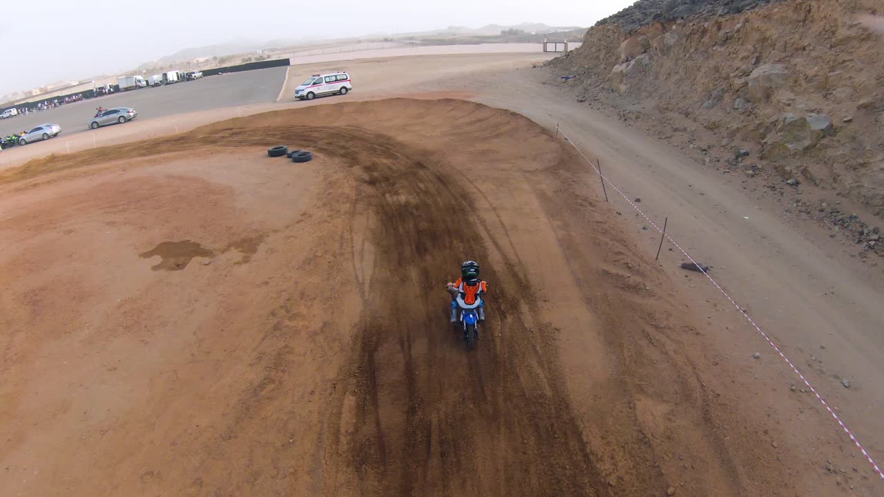 fotografía cenital de un niño de motocross en acción en motocross, arabia saudita