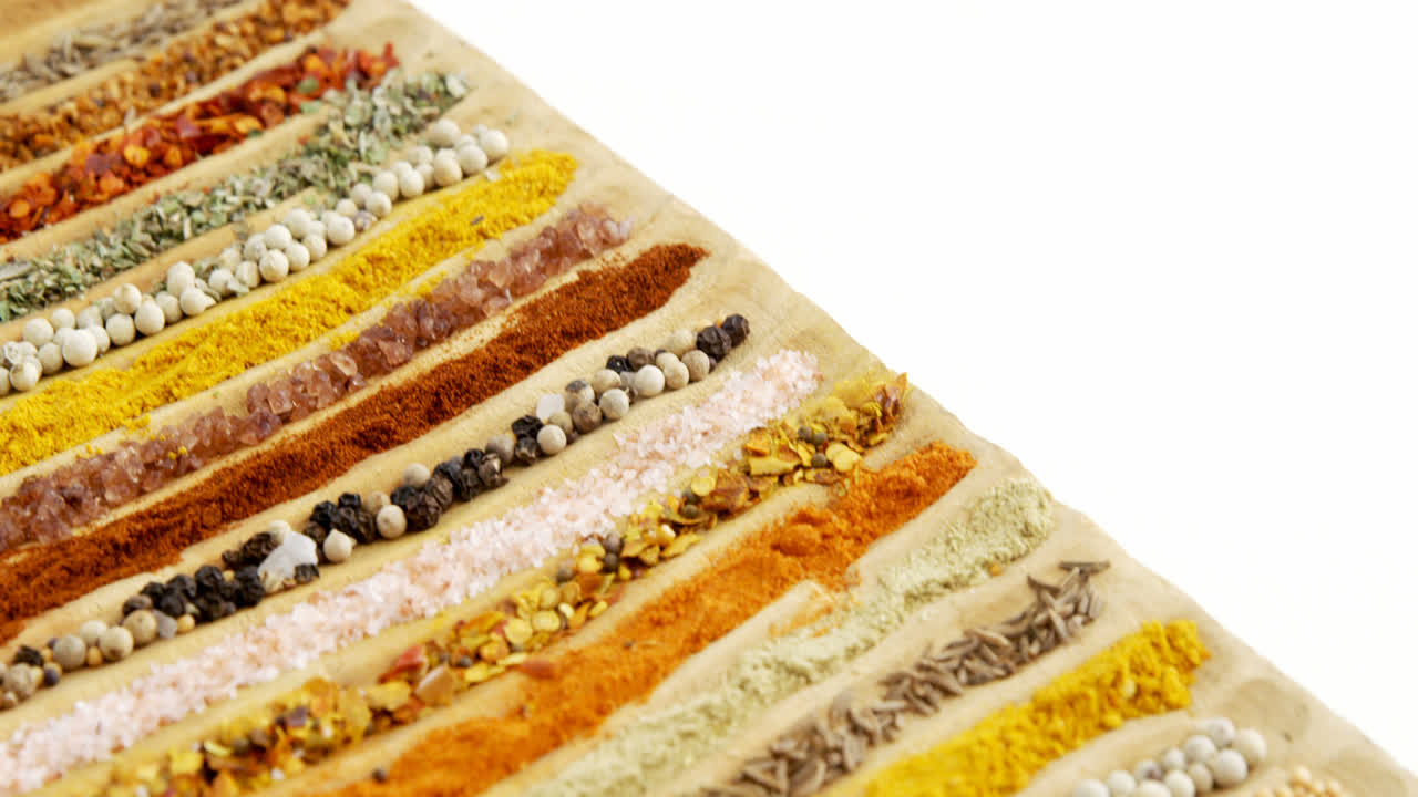 4k 트레이 에 배열 된 여러 가지 향신료