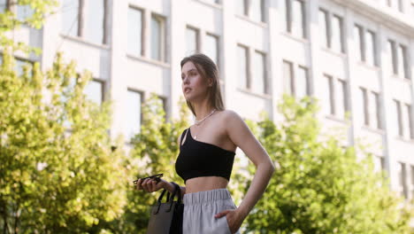 jovem mulher de moda a caminhar pela rua