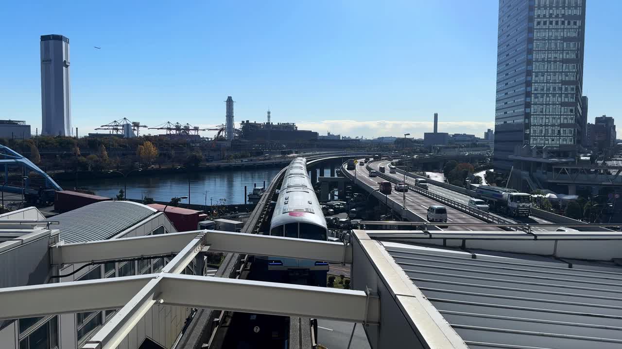 건물과 강으로 둘러싸인 은 날 도쿄의 모노레일의 풍경