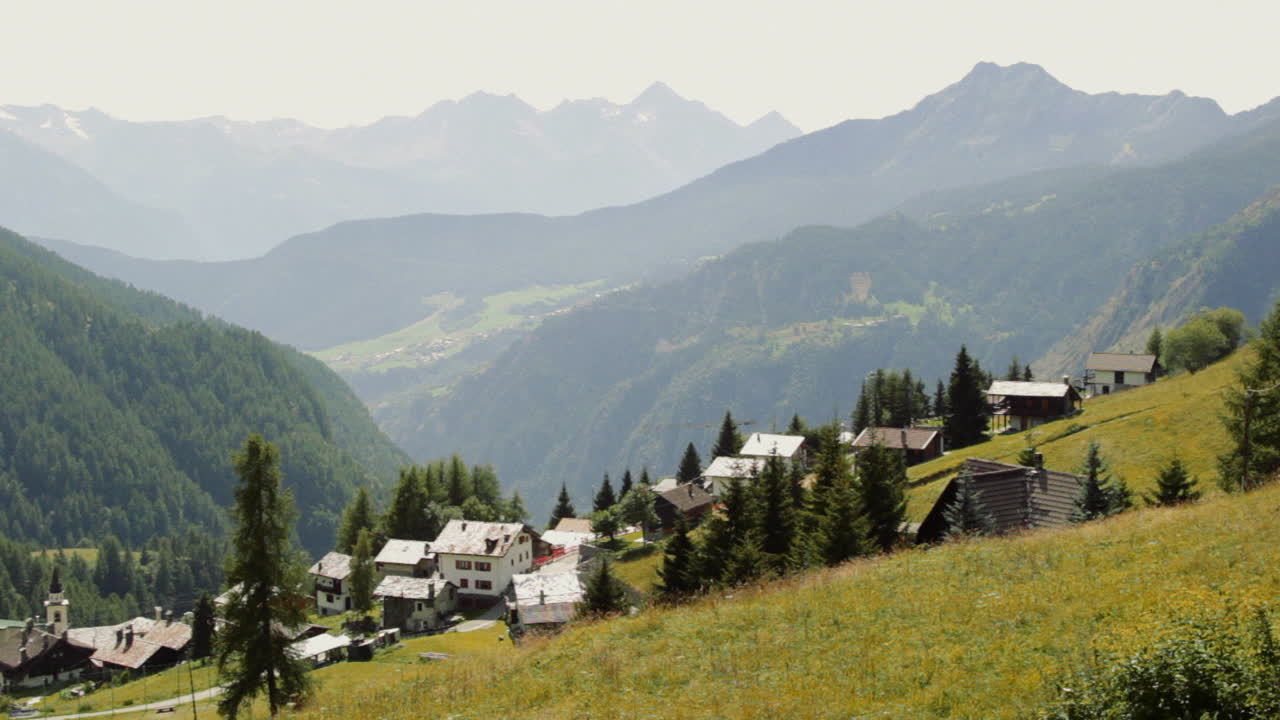 Giornata estiva in un piccolo villaggio nelle Alpi italiane