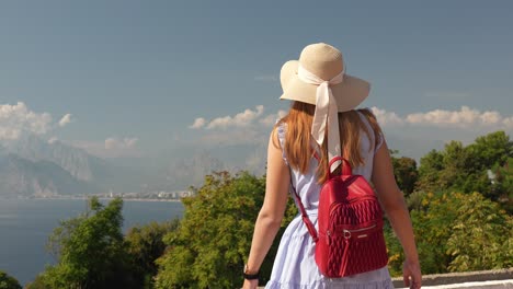 Eine-Schöne-Junge-Weiße-Kaukasische-Frau-Mit-Hut,-Die-Vor-Einer-Kamera-Posiert