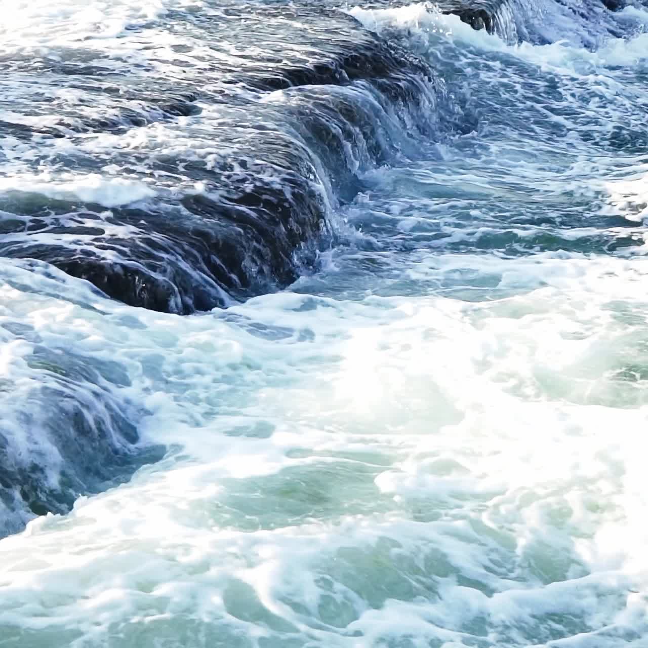 Wave breaking on rocks