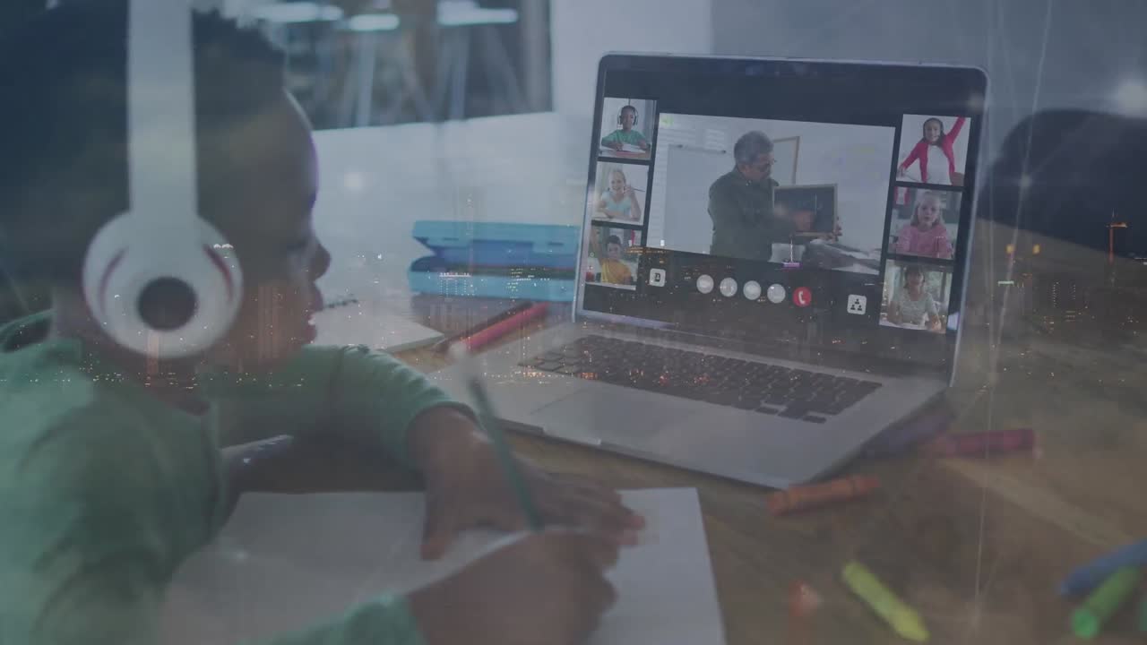 animación de una red de conexiones sobre un niño afroamericano que usa una computadora portátil para una lección escolar en línea