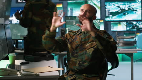 agente militar usando tecnología de realidad aumentada en la sala de control
