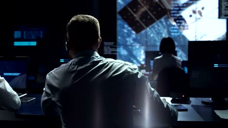 hombre en el lugar de trabajo en el centro espacial