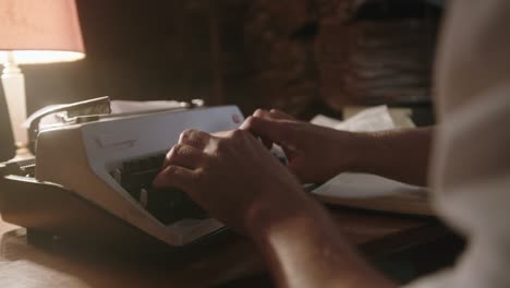 escritor masculino usando una máquina de escribir en la oficina