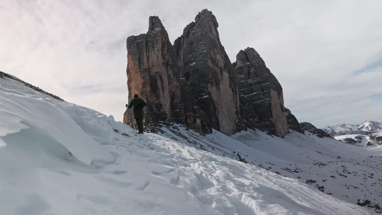 산악 풍경 에서 두꺼운 눈 을 통해 하이킹 과 트레킹 을 하는 사람