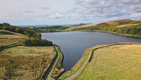 Imágenes-De-Video-De-Drones-Aéreos-Tomadas-Cerca-Del-Páramo-De-Saddleworth-En-Oldham,-Inglaterra,-De-Una-Serie-De-Lagos,-Embalses,-En-Un-Contexto-De-Páramos-Y-Bosques