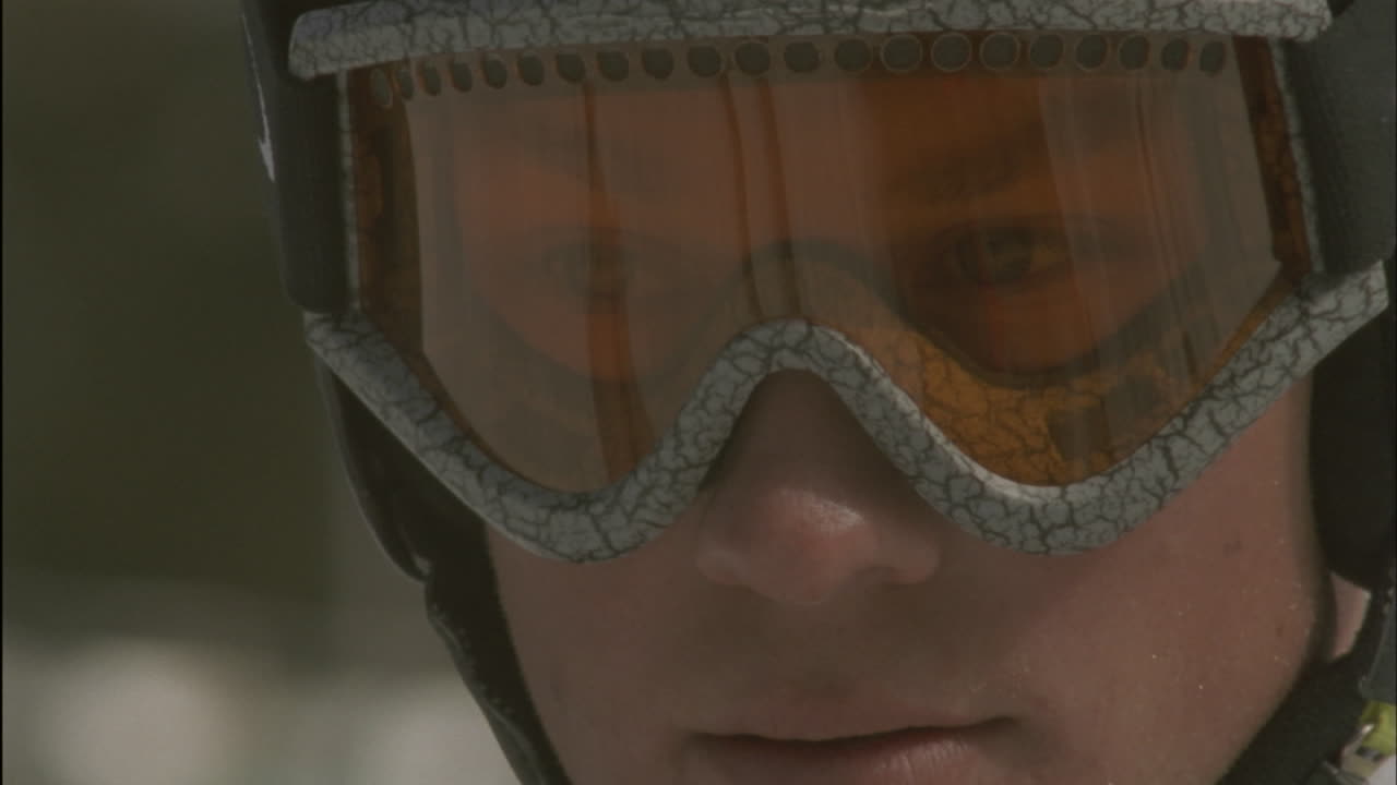 un esquiador mira a su alrededor antes de descender una pendiente