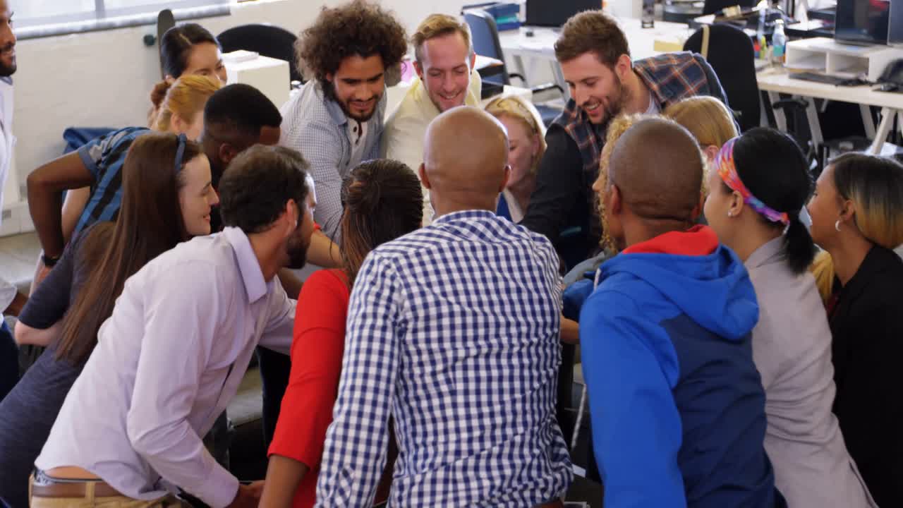 un equipo de negocios feliz apilando sus manos juntos