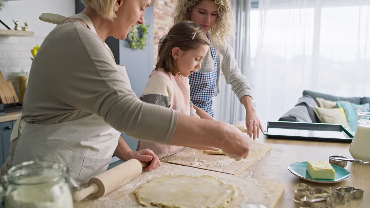 Video of grandmother teaching granddaughter how to make Easter cake
