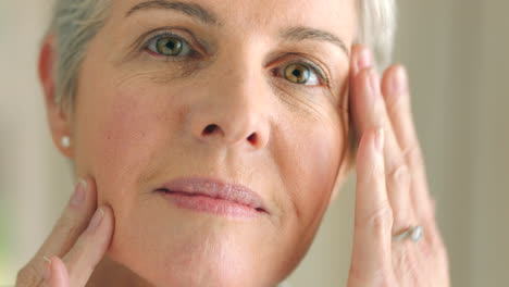 belleza, rostro y antienvejecimiento con una mujer mayor