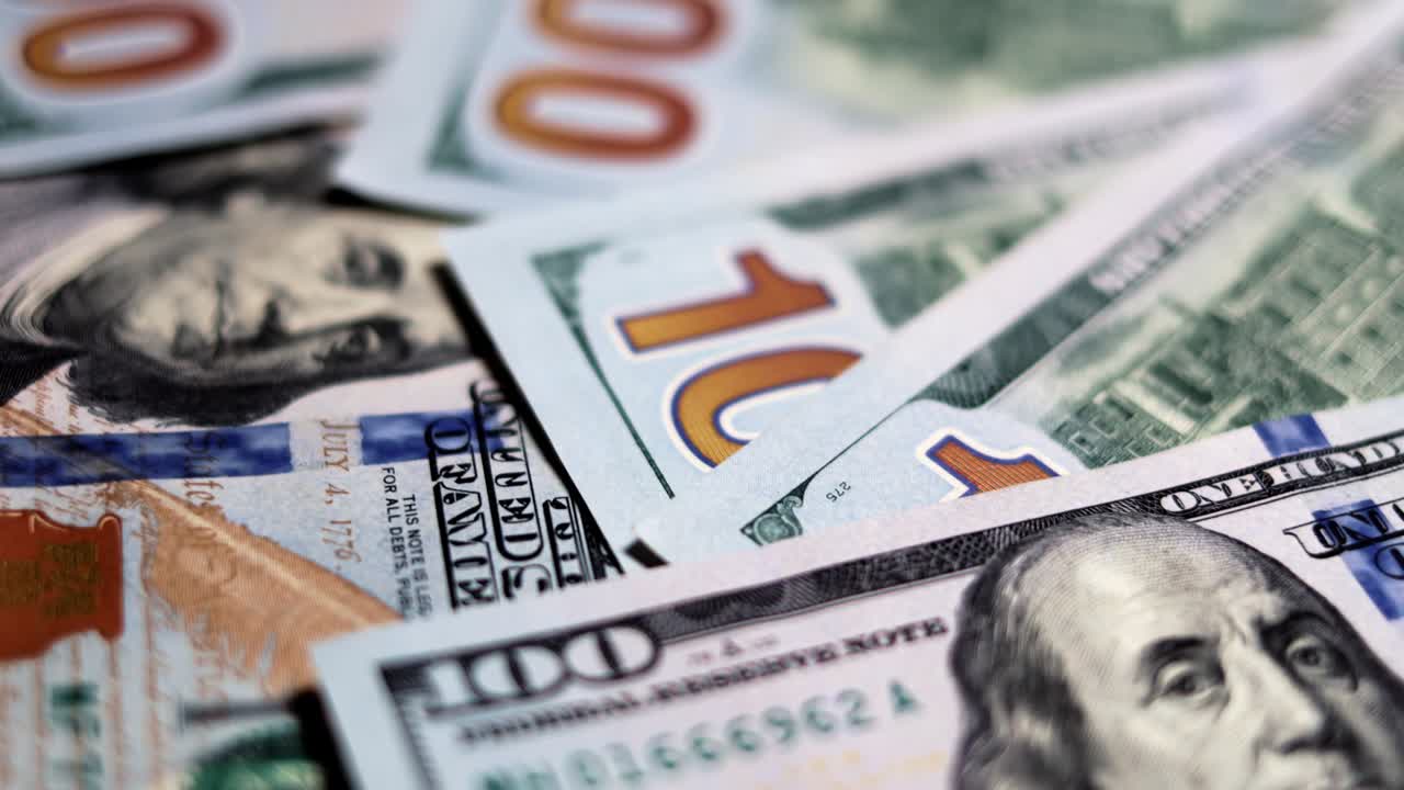 montón de billetes de cien dólares, rotación en círculo de cerca