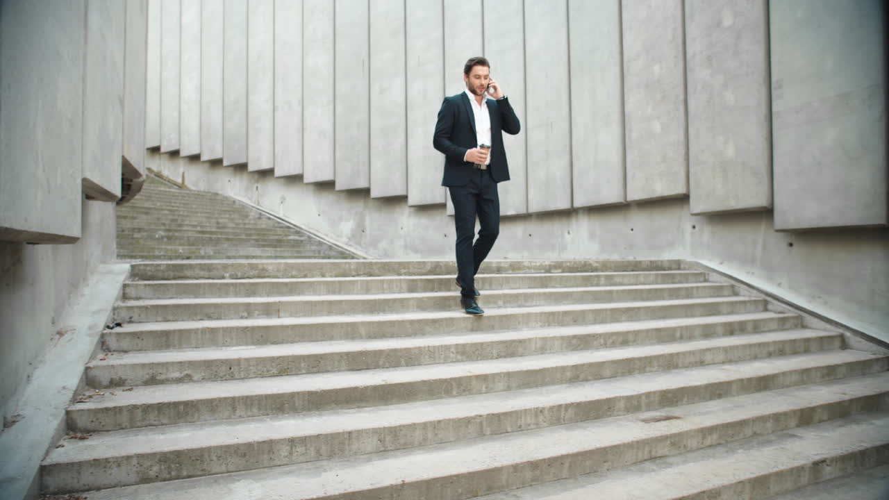 hombre de negocios conversando en un teléfono inteligente al aire libre