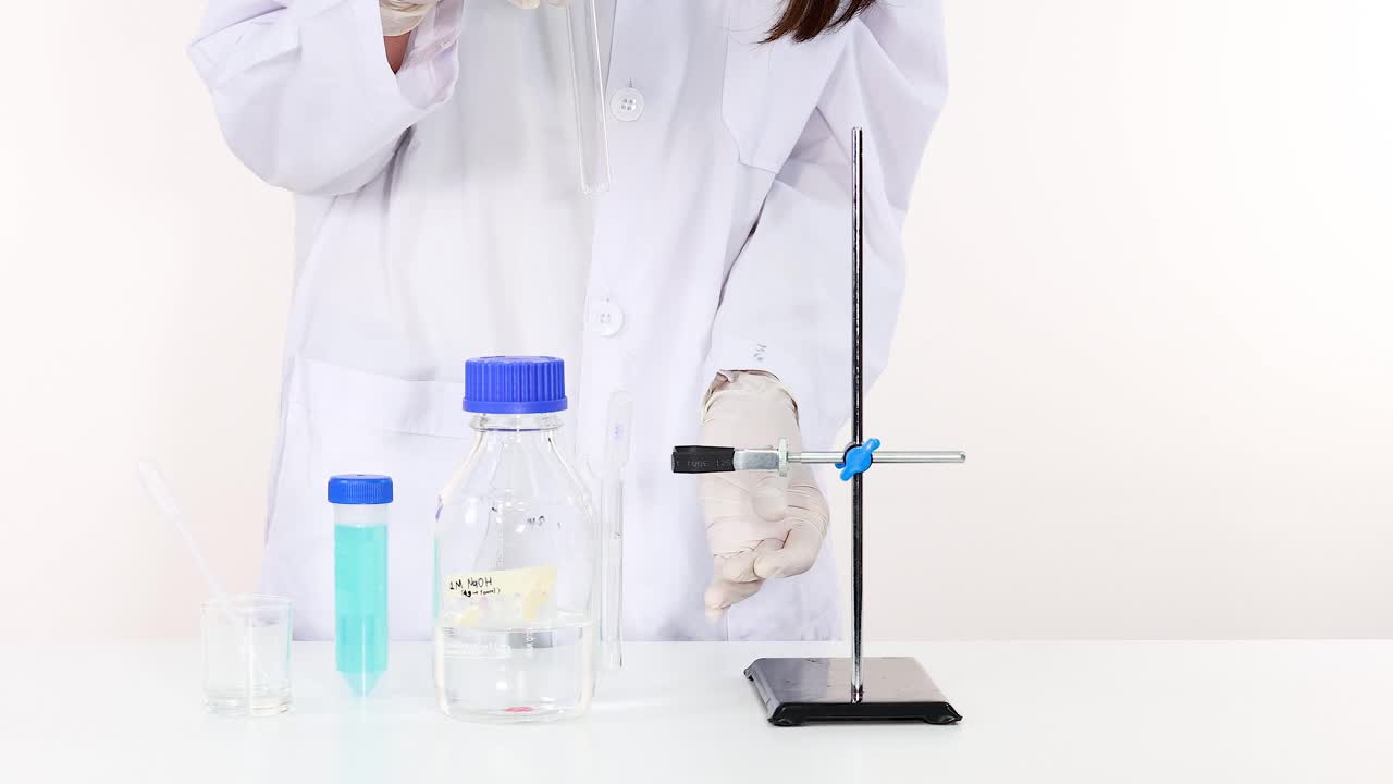 과학자는 실험실 환경에서 나오 반응을 수행합니다.