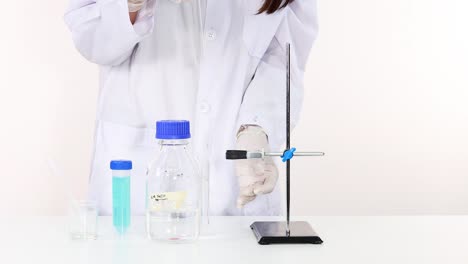 el científico lleva a cabo la reacción naoh en un entorno de laboratorio