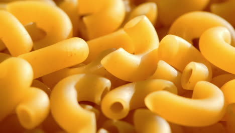 deliciosos macarrones secos sin cocer para un plato de cocina tradicional italiana