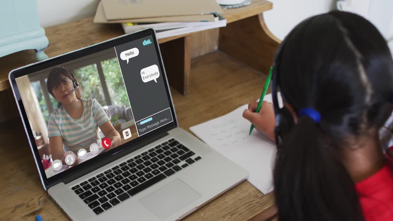 Estudiante usando un portátil para una clase en línea en casa, con su compañera de clase y un chat web en pantalla.
